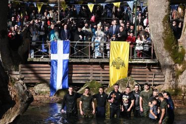 Νάουσα: Παρουσία πλήθους κόσμου ο Αγιασμός των Υδάτων και η αναβίωση του εθίμου των ιπποδρομιών (ΦΩΤΟ)