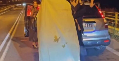 Κοζάνη: Γλέντησαν το νυφικό στο δρόμο γιατί… βαρέθηκαν να περιμένουν το φανάρι! (ΒΙΝΤΕΟ)