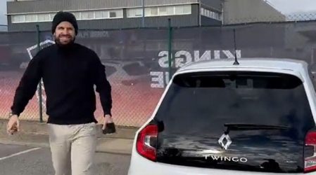 Πικέ: “Τρόλαρε” τη Σάκιρα και πήγε με Twingo στο γήπεδο (ΒΙΝΤΕΟ)