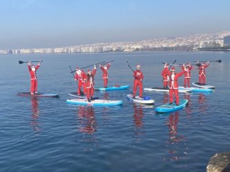 Θεσσαλονίκη: Από Αϊ-Βασίληδες που κωπηλατούν με sup θα γεμίσει ο Θερμαϊκός Κόλπος