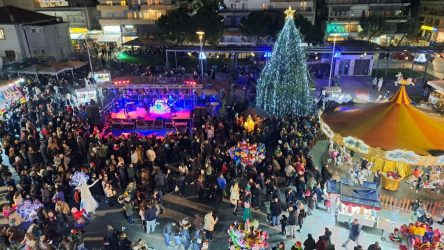 “Πλημμύρισε” από παιδικά χαμόγελα η Χριστουγεννιάτικη πλατεία της Καλαμαριάς