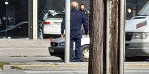Θεσσαλονίκη: Τροχαίο στη Μοναστηρίου – Αυτοκίνητο καρφώθηκε σε τζαμαρία