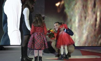 Αλέξης Τσίπρας: Συγκινητική στιγμή με την κόρη του Αλέξανδρου Νικολαΐδη (ΒΙΝΤΕΟ & ΦΩΤΟ)