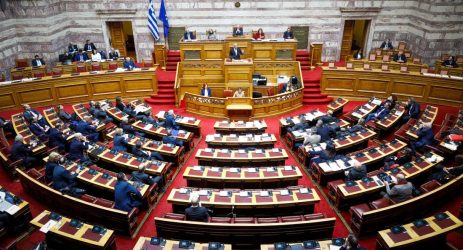 Βουλή: Πέρασε η τροπολογία για το “μπλόκο” στο κόμμα του Ηλία Κασιδιάρη
