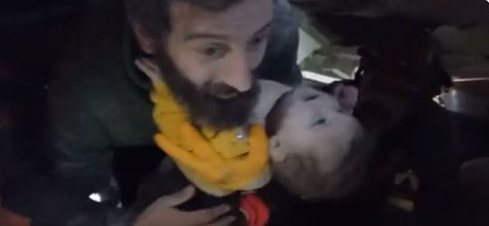 Σεισμός στην Τουρκία: Η μικρή Ελένη σώθηκε μετά από 68 ώρες (ΒΙΝΤΕΟ)