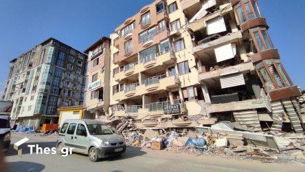 Σεισμός στην Τουρκία: Κτήριο… σηκώθηκε στον αέρα και καταπλάκωσε αυτοκίνητα (ΒΙΝΤΕΟ)