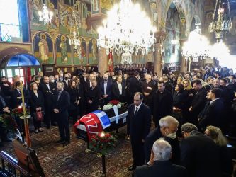 Βαρύ το κλίμα στην κηδεία του Νεκτάριου Σαντορινιού – Συγκινητικά τα λόγια του Αλέξη Τσίπρα (ΦΩΤΟ)