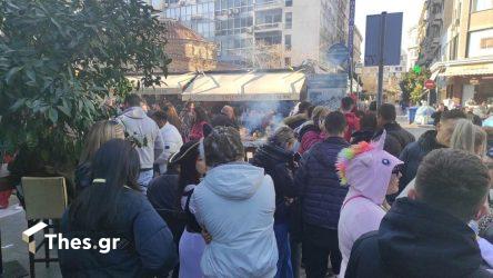 Θεσσαλονίκη: “Αναψε” το γλέντι στους δρόμους της Θεσσαλονίκης (BINTEO & ΦΩΤΟ)