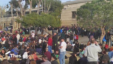 Θεσσαλονίκη: Συναυλία διαμαρτυρίας από καλλιτέχνες στο κέντρο της πόλης 