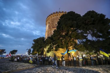 Θεσσαλονίκη: Ανθρώπινη αλυσίδα σχηματίστηκε στον Λευκό Πύργο για τον ένα χρόνο από τη ρωσική εισβολή (ΦΩΤΟ)