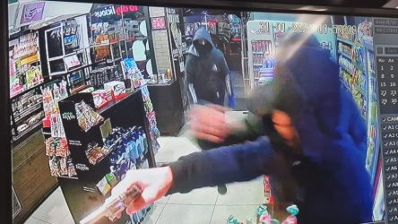 Θεσσαλονίκη: Μπήκαν με όπλα σε ψιλικατζίδικο στην 25ης Μαρτίου και άρπαξαν 2500 ευρώ (ΒΙΝΤΕΟ)