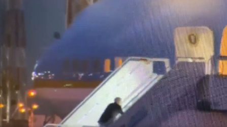 Μπάιντεν: Nέα… τούμπα στα σκαλιά του Air Force One (ΒΙΝΤΕΟ)