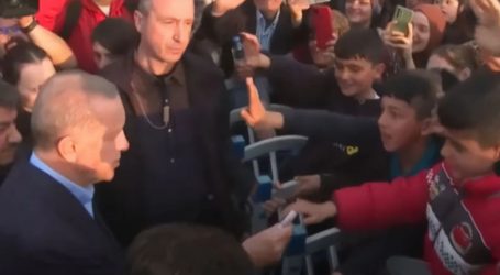 Τουρκία: Σάλος με βίντεο του Ερντογάν να μοιράζει λεφτά στον κόσμο