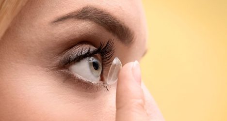 Φακοί επαφής: Οι 5 + 1 συμβουλές για να φροντίζετε τα μάτια σας