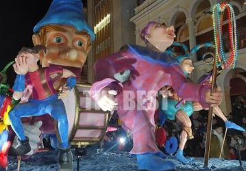 «Βουλιάζει» η Πάτρα από κόσμο – Στους δρόμους τα άρματα για το καρναβάλι (ΒΙΝΤΕΟ & ΦΩΤΟ)