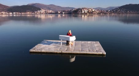 Εντυπωσίασε και στην Καστοριά η γυναίκα που έπαιξε πιάνο στον αέρα (ΒΙΝΤΕΟ)