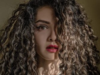 Αυτό είναι το τέλειο hack του TikTok για σγουρά μαλλιά με σχηματισμένες μπούκλες (ΒΙΝΤΕΟ)