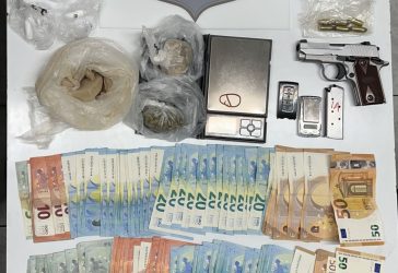 Θεσσαλονίκη: Χειροπέδες σε άνδρα που έκρυβε ηρωίνη, κοκαΐνη και πιστόλι (ΦΩΤΟ)