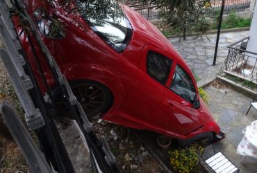 Θεσσαλονίκη: Αυτοκίνητο έπεσε μέσα σε αυλή σπιτιού στο Πανόραμα (ΦΩΤΟ)