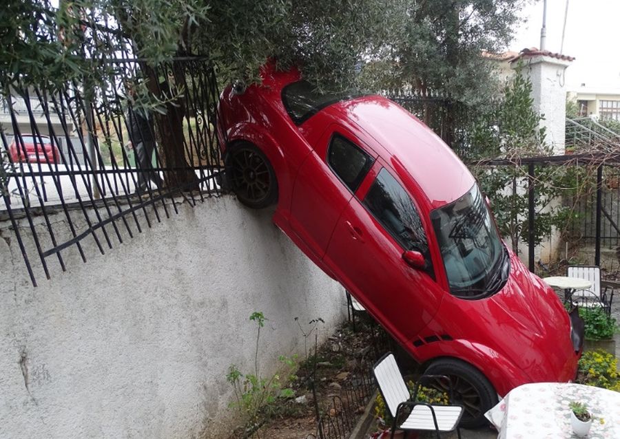 Αυτοκίνητο έπεσε σε αυλή σπιτιού στο Πανόραμα Θεσσαλονίκης