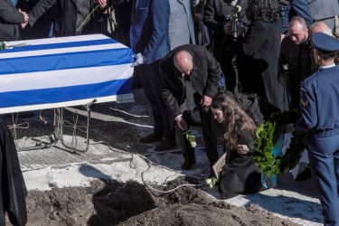 Πτώση Phantom: Κατέρρευσε η σύντροφος του σμηναγού την ώρα της ταφής του