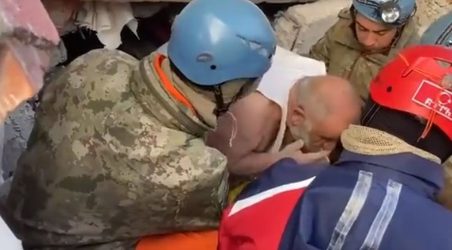 Σεισμός στην Τουρκία: «Εστριβα τσιγάρο και κάπνιζα» λέει 60χρονος που ήταν εγκλωβισμένος (ΒΙΝΤΕΟ)