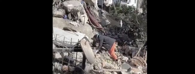 Σεισμός στην Τουρκία: Ραγίζει καρδιές ο πατέρας που ψάχνει με γυμνά χέρια τις κόρες του στα χαλάσματα (ΒΙΝΤΕΟ)