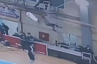 Σκύδρα: “Βουτιά” από σκάλα τριών μέτρων για δημοσιογράφο που πήγε να μεταδώσει αγώνα