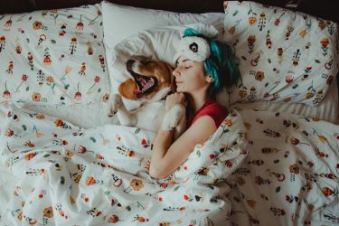Αυτοί είναι οι λόγοι που ο σκύλος σας θέλει να κοιμάται μαζί σας