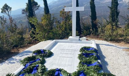 Τέως βασιλιάς Κωνσταντίνος: Σε στενό οικογενειακό κύκλο το τρισάγιο στο Τατόι – Τι γράφει η επιγραφή του μνήματος (ΒΙΝΤΕΟ)