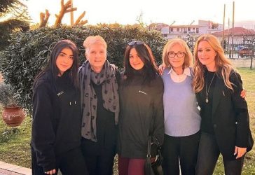 Νατάσα Θεοδωρίδου: Φωτογραφήθηκε στη Δράμα με τις γυναίκες της ζωής της