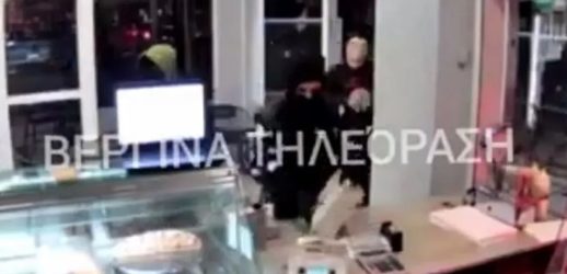 Θεσσαλονίκη: Επιτήδειοι ληστές ξήλωσαν ταμειακή από μπουγατσοπωλείο (ΒΙΝΤΕΟ)