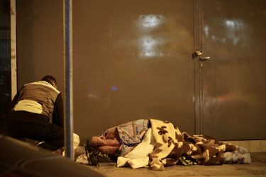 Θεσσαλονίκη: Δήμος και φορείς στα “στέκια” των αστέγων στην καρδιά της πόλης