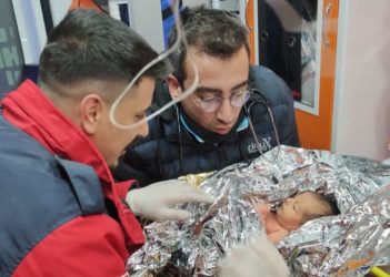 Σεισμός στην Τουρκία: Σοκάρει η μητέρα που διασώθηκε μετά από 90 ώρες με το 10 ημερών βρέφος της
