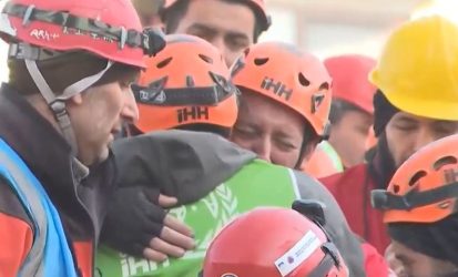 Σεισμός στην Τουρκία: Δάκρυα χαράς για διασώστες που απεγκλώβισαν οικογένεια μετά από 102 ώρες (ΒΙΝΤΕΟ)