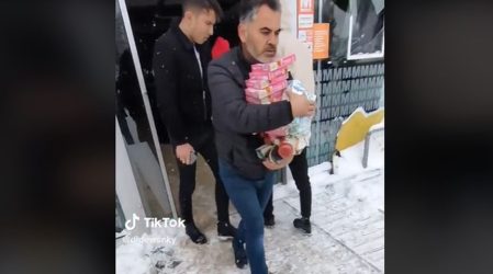 Σεισμός στην Τουρκία: Κάτοικοι ψάχνουν για λίγο φαγητό μέσα σε κατεστραμμένα σούπερ μάρκετ (ΒΙΝΤΕΟ)