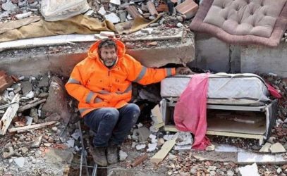Σεισμός στην Τουρκία: Συγκλονίζει η εικόνα του πατέρα που κρατάει το χέρι της νεκρής κόρης του στα συντρίμμια