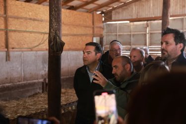 Τσίπρας από Τρίκαλα: “Αυτό που συντελείται τον τελευταίο ενάμιση χρόνο είναι μια μεγάλη ληστεία, θα σταματήσει” (ΦΩΤΟ)