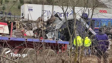 Τραγωδία στα Τέμπη: “Ξέχασαν τα μικρόφωνα ανοιχτά στο σταθμαρχείο και έκαναν πάρτι”, καταγγέλλουν κάτοικοι