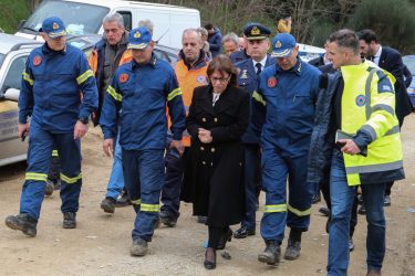 Σύγκρουση τρένων στα Τέμπη: Στο σημείο της τραγωδίας η Σακελλαροπούλου (ΦΩΤΟ)