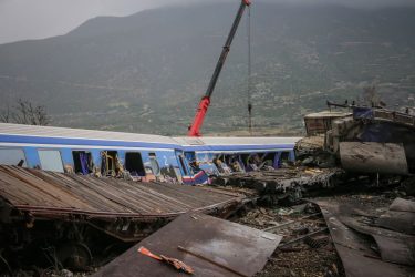 Σύγκρουση δυο αμαξοστοιχιών στα Τέμπη, Τετάρτη 1 Μαρτίου 2023. Σύμφωνα με την ανακοίνωση της Hellenic Train, στον Ευαγγελισμό σημειώθηκε μετωπική σύγκρουση δύο αμαξοστοιχιών: μιας εμπορευματικής αμαξοστοιχίας και της αμαξοστοιχίας IC 62 που είχε αναχωρήσει από Αθήνα προς Θεσσαλονίκη.