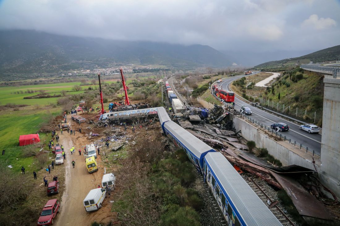 Σύγκρουση δυο αμαξοστοιχιών στα Τέμπη, Τετάρτη 1 Μαρτίου 2023. Σύμφωνα με την ανακοίνωση της Hellenic Train, στον Ευαγγελισμό σημειώθηκε μετωπική σύγκρουση δύο αμαξοστοιχιών: μιας εμπορευματικής αμαξοστοιχίας και της αμαξοστοιχίας IC 62 που είχε αναχωρήσει από Αθήνα προς Θεσσαλονίκη.