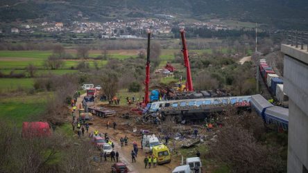 Σύγκρουση τρένων στα Τέμπη: Μόνο ένας ο επιζών από το πρώτο βαγόνι