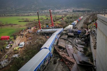 Σύγκρουση δυο αμαξοστοιχιών στα Τέμπη, Τετάρτη 1 Μαρτίου 2023. Σύμφωνα με την ανακοίνωση της Hellenic Train, στον Ευαγγελισμό σημειώθηκε μετωπική σύγκρουση δύο αμαξοστοιχιών: μιας εμπορευματικής αμαξοστοιχίας και της αμαξοστοιχίας IC 62 που είχε αναχωρήσει από Αθήνα προς Θεσσαλονίκη.