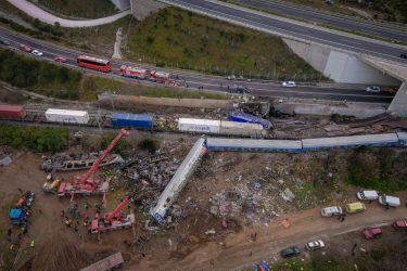 Τραγωδία στα Τέμπη: Ελεύθερος με περιοριστικούς όρους ο μόνιμος σταθμάρχης Λάρισας