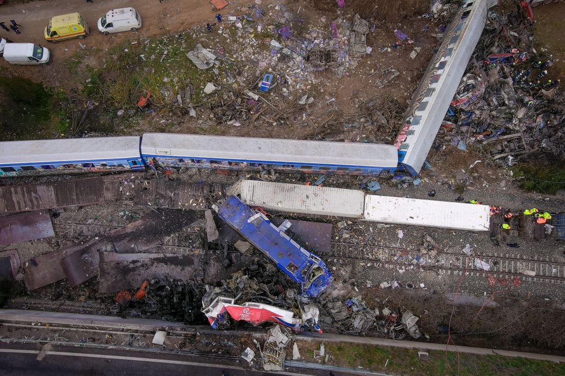 Τραγωδία στα Τέμπη δυστύχημα τρένα Λάρισα φωτογραφίες από drone φώτο από ψηλά