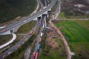 Τέμπη: Με μηδενική εμπειρία η αξιωματικός της Πυροσβεστικής που έστειλαν για αυτοψία (ΒΙΝΤΕΟ)