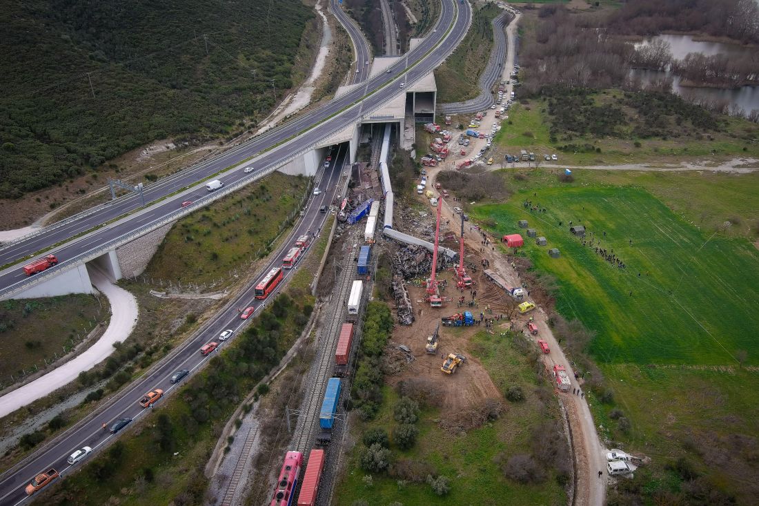 Τραγωδία στα Τέμπη δυστύχημα τρένα Λάρισα φωτογραφίες από drone φώτο από ψηλά