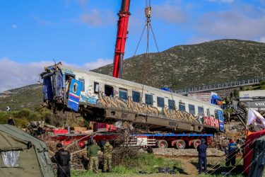 Τραγωδία στα Τέμπη: Υπερψηφίστηκαν τα μέτρα στήριξης για τους συγγενείς των θυμάτων