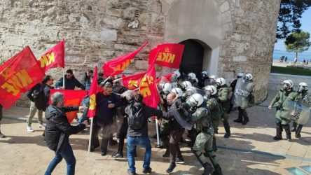 Θεσσαλονίκη: Επεισόδια μεταξύ ΜΑΤ και διαδηλωτών του ΚΚΕ – Σήκωσαν πανό στο Λευκό Πύργο (ΒΙΝΤΕΟ & ΦΩΤΟ)